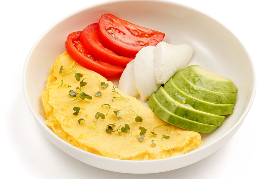 Omletă franțuzească cu avocado, mozzarella și roșii
