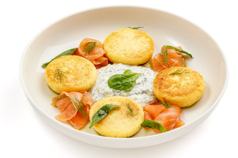 Brânzoaice cu somon slab sărat și sos tzatziki