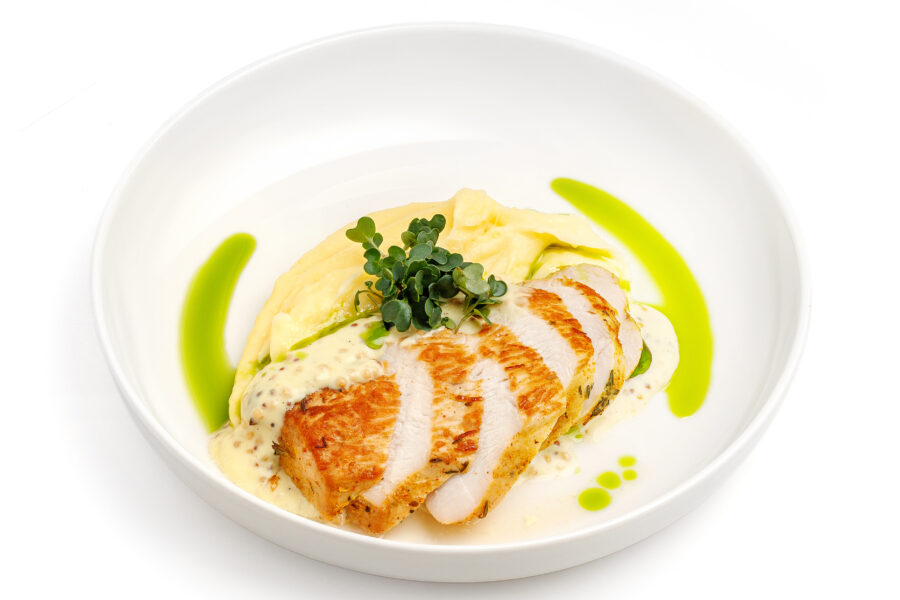 Piept de curcan cu piure de cartof și sos de muștar