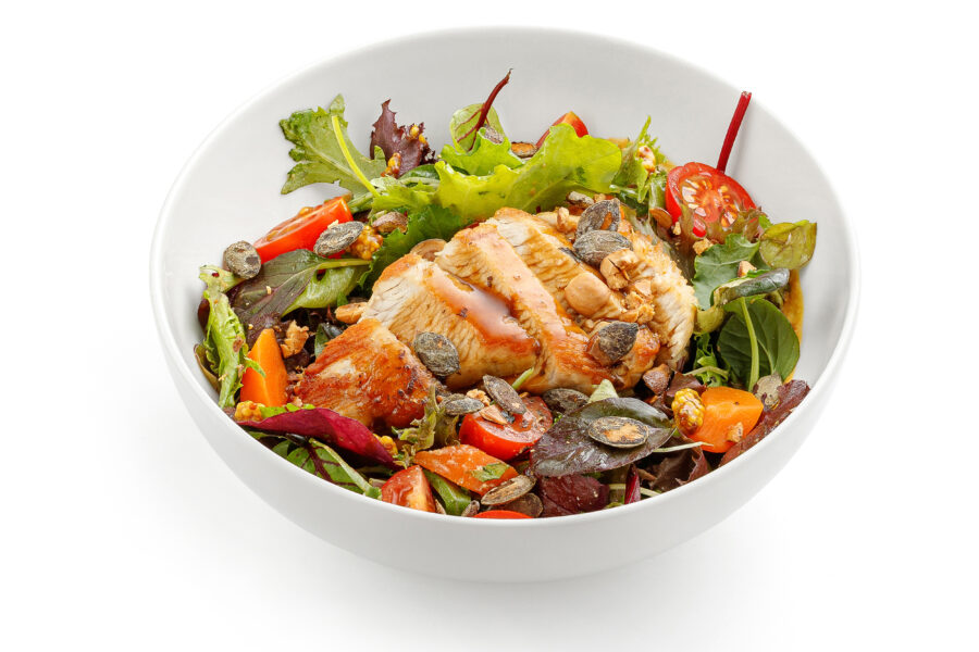 Salată cu piept de curcan și sos de nuci