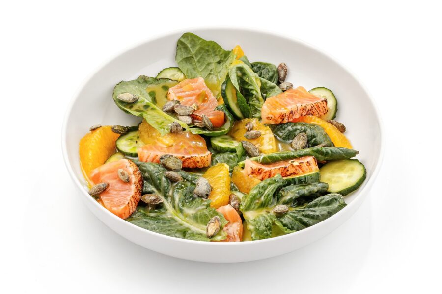 Salată cu somon tataki și portocală